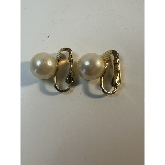 Vintage Faux Pearl Stud Earrings Classic Round Silver Tone Elegant - Picture 6 of 7